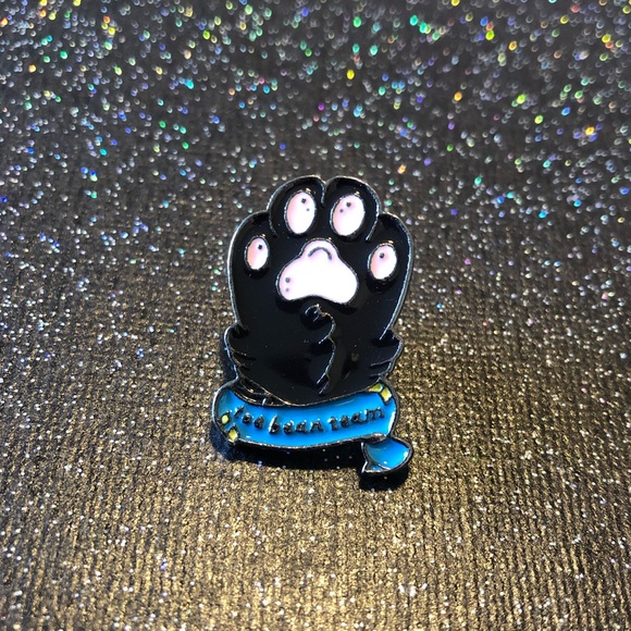 Toe Bean Team Pin - Picture 2 of 3